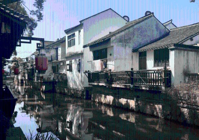 龙地逃生